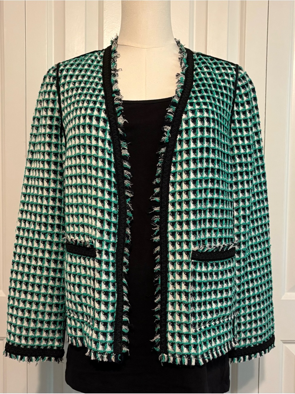 CARLISLE Frayed Trim Open-Front Basket Weave Knit Jacket in Green & Black